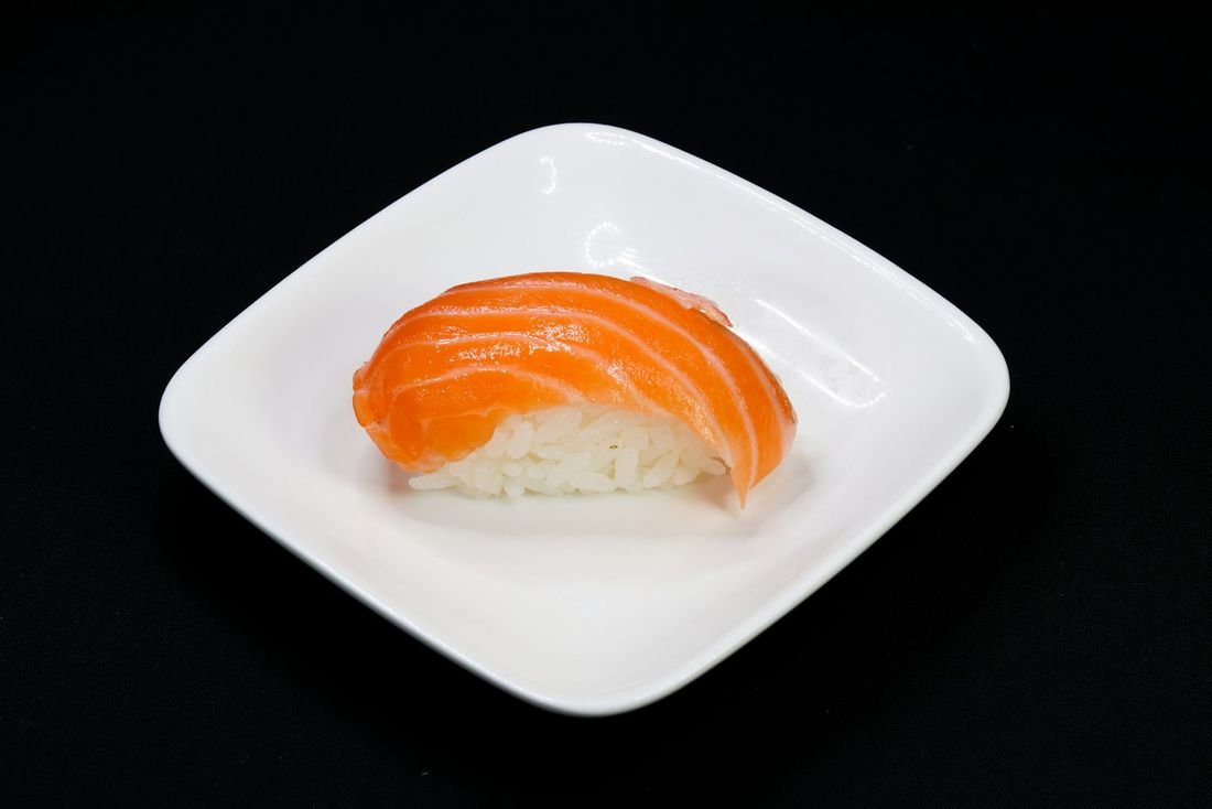 Salmon nigiri